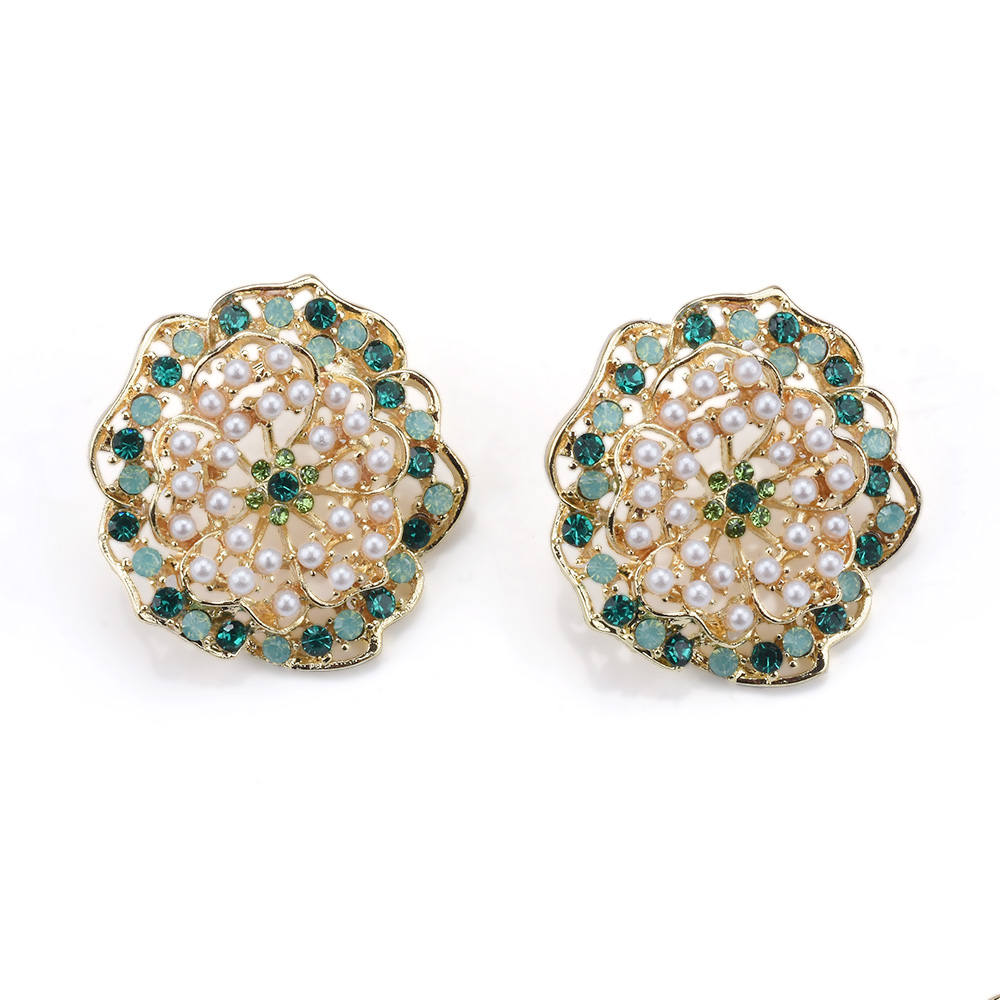 Indian Ethnic Fashion Trends 2025 - Boucles d'oreilles en forme de fleur