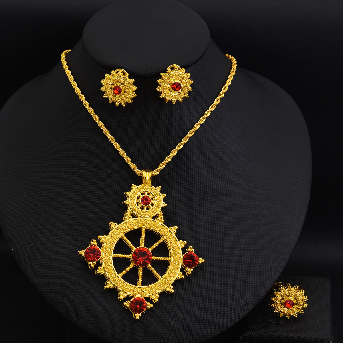 Ethnic Fashion In Dubai - Ensemble de bijoux couleur dorée, Cool